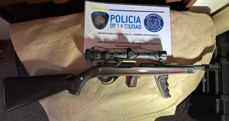 Ms de 90 armas cortas y largas y seis granadas fueron halladas por los Bomberos de la Ciudad en un departamento en Palermo