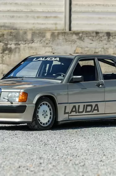 El Mercedes-Benz 190E que corri Lauda fue subastado.