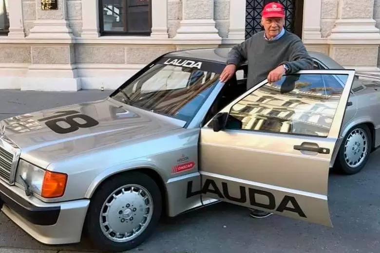 Lauda se reencontr con el auto en 2017 y le autografi el techo.