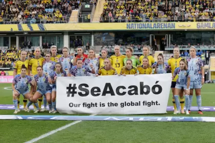"#SeAcabó. Nuestra lucha es una lucha global", decía la bandera con la que posaron ambos seleccionados