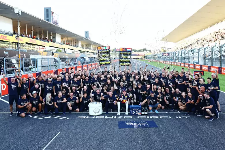 La escudería Red Bull conquistó por sexta vez y segundo año consecutivo la Copa de Constructores de la F1, luego de la victoria de Verstappen en el GP