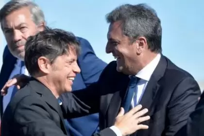 El gobernador Axel Kicillof junto al candidato presidencial, Sergio Massa.