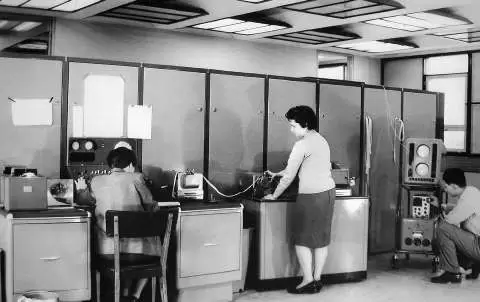 Clementina fue la primera computadora para fines científicos llevada a la Argentina. Funcionó entre 1961 y 1971 en la UBA.