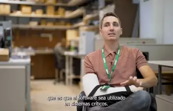 Andrés Darío Cassagnes, ingeniero electrónico del departamento de Instrumentación Nuclear de INVAP.