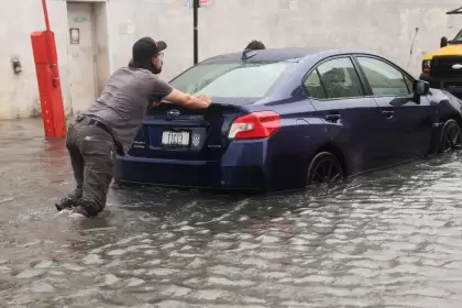 Inundaciones "que ponen en peligro la vida" azotan el área metropolitana de la ciudad de Nueva York y paralizan los viajes