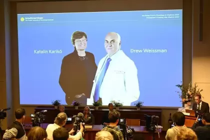 El Instituto Karolinska de Estocolmo le otorgó el galardón a la húngara Katalin Karikó y el estadounidense Drew Weissman