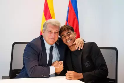 Lamine Yamal posó con el presidente del club, Joan Laporta, luego de la rubrica del nuevo contrato