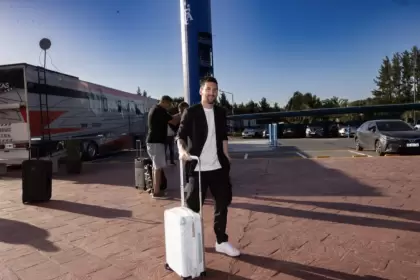 Messi aterriz a las 7.33 en el aeropuerto de Ezeiza en un vuelo que comparti con Facundo Faras y Thiago Almada