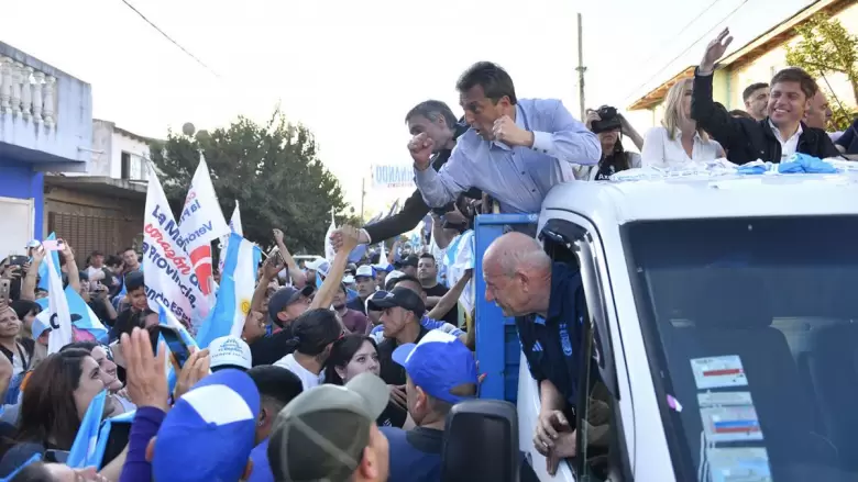 Los candidatos Sergio Massa y Axel Kicillof en la caravana de Unión por la Patria.
