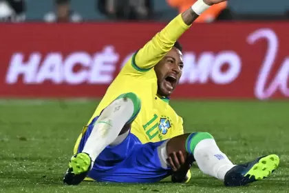 Neymar cay mal y qued tendido en el piso expresando evidentes signos de dolor