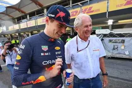 Max Verstappen, acompañado por Helmut Marko, el asesor austríaco que lo reclutó y lo llevó a Red Bull