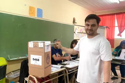 El candidato porteño, Ramiro Marra, votó en Saavedra.