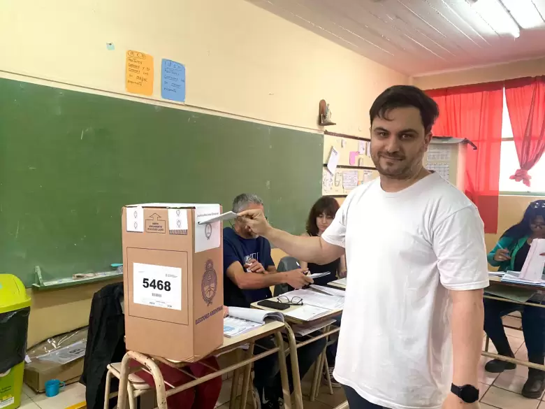El candidato porteño, Ramiro Marra, votó en Saavedra.