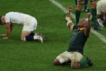 El sudafricano Bongi Mbonambi celebra el pase a la final del Mundial de Rugby