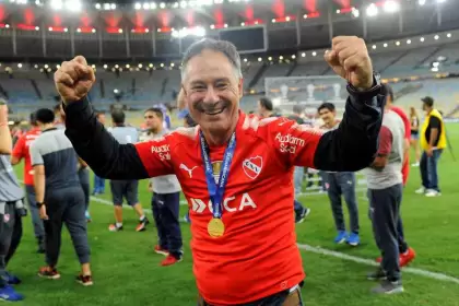 Holan fue responsable de los últimos títulos de Independiente (Copa Sudamericana 2017 y Suruga Bank 2018)