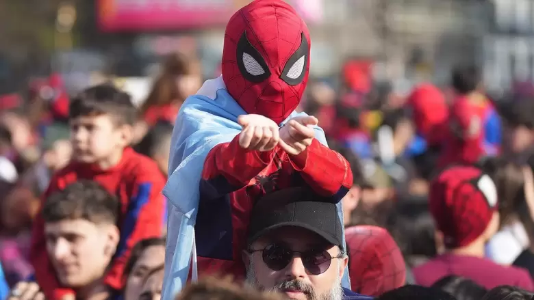 El encuentro de personas disfrazadas de Spiderman en el Obelisco. (Foto NA: MARCELO CAPECE).