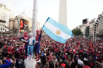 Miles de personas vestidas como Spiderman se congregaron en las inmediaciones del Obelisco de la Ciudad de Buenos Aires.