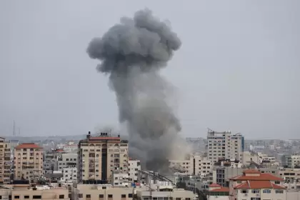 Israel ataca por tierra, pero no invade Gaza