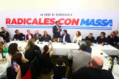 VIDEO: al canto de "Sergio Massa presidente de la mano de Alfonsn", radicales apoyan al candidato de UxP