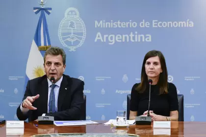 El ministro de Economía de la Nación, Sergio Massa, y la directora ejecutiva de Anses, Fernanda Raverta.