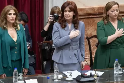 Cristina Fernández junto con la presidenta provisional del Senado, Claudia Ledesma Abdala; y la presidenta de Diputados, Cecilia Moreau.