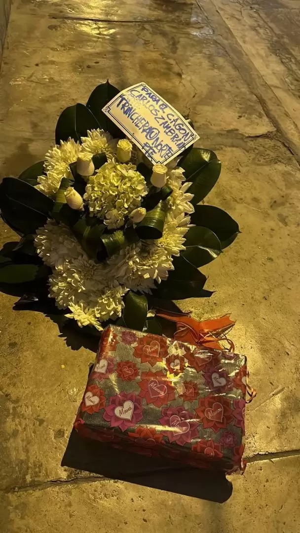 La barra de Universitario le dejó un arreglo floral con un paquete en la casa de los padres de Zambrano