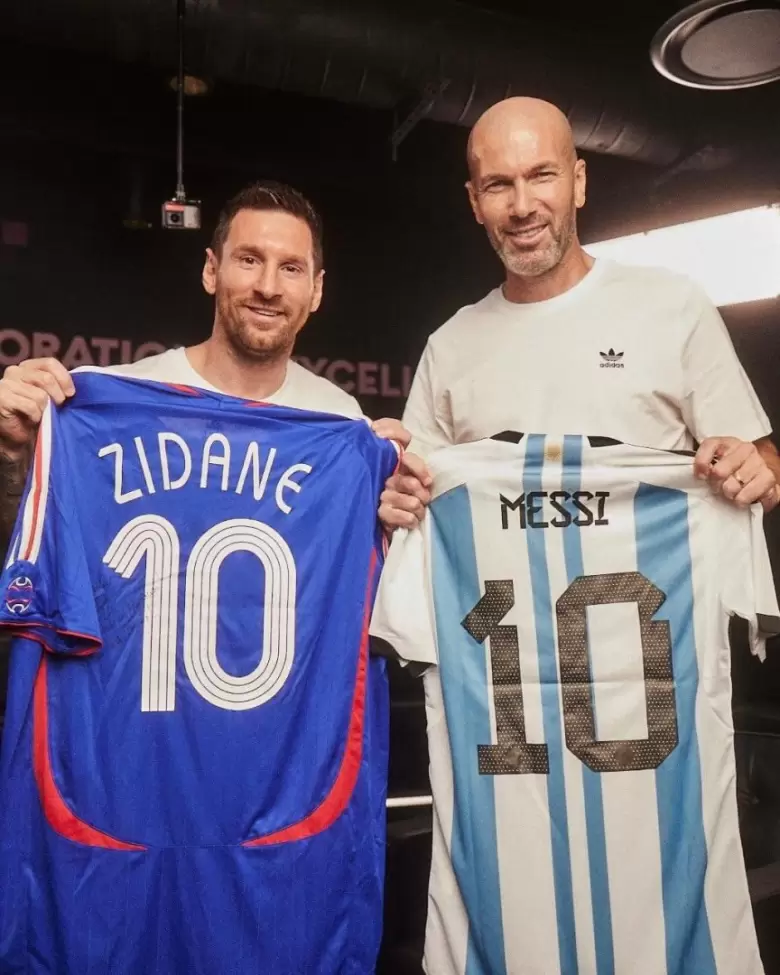 Messi le regaló la última del seleccionado argentino y Zidane le entregó una de Francia del modelo que se usó en el Mundial 2006