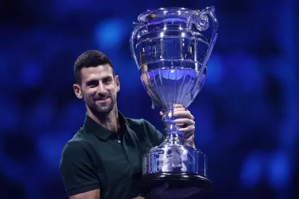 Djokovic levanta el trofeo que lo acredita como el mejor tenista de 2023