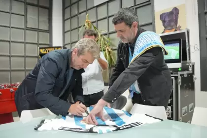 Darn, autografiando una camiseta de la Seleccin Argentina