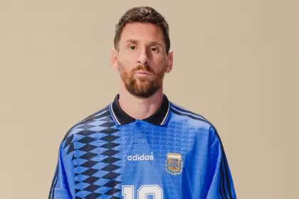 Las redes sociales estallaron luego de ver a Messi con la camiseta retro