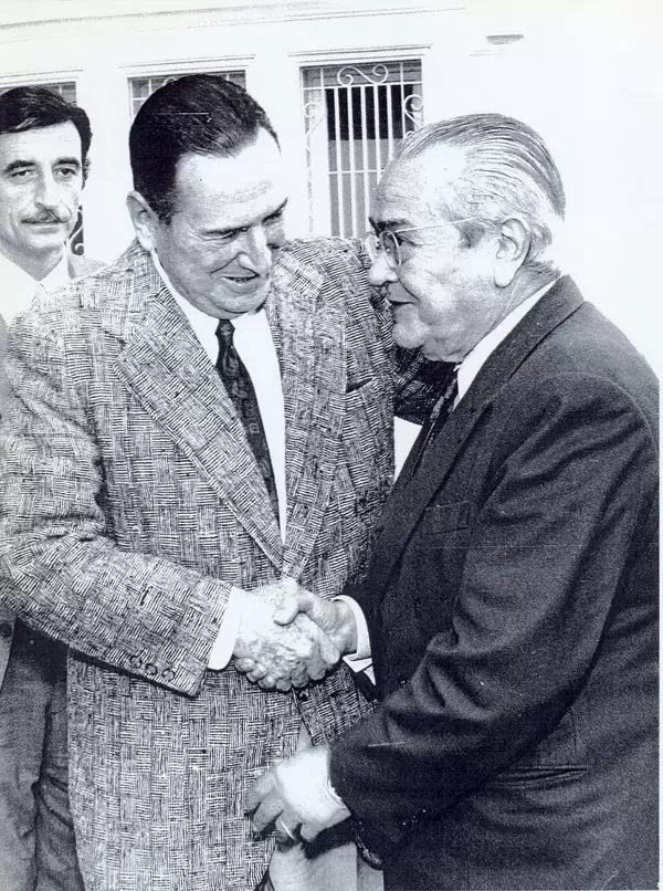 El abrazo histórico entre Juan Domingo Perón y Ricardo Balbín.