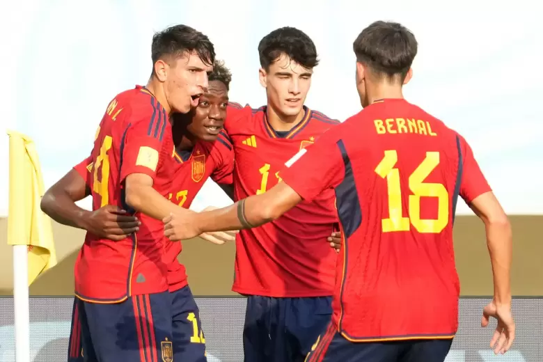 España se clasificó a los octavos de final como primero en el Grupo B