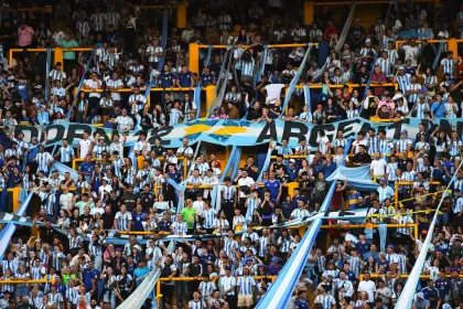 Los hinchas argentinos coparon La Bombonera en el duelo ante Uruguay