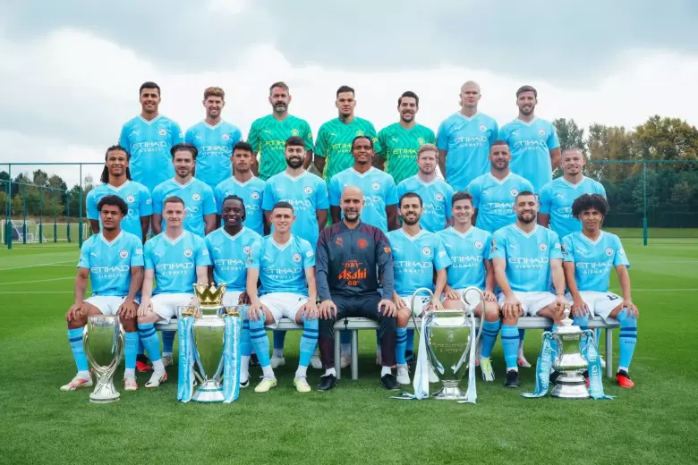 El plantel completo del Manchester City con los cuatro trofeos que ganó en la temporada 2022/23