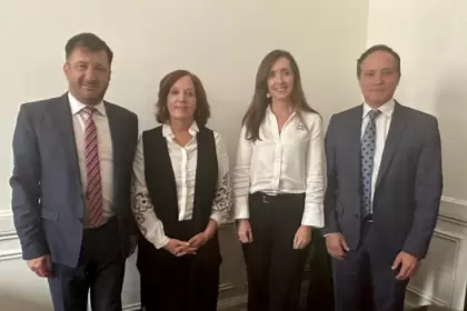 La vicepresidenta electa, Victoria Villarruel, junto a los senadores nacionales Alejandra Vigo, Edgardo Kueider y Carlos "Camau" Espínola
