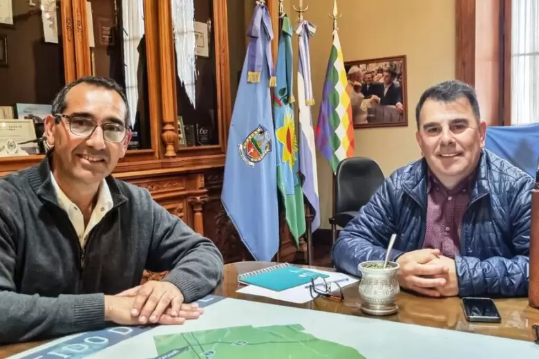 El intendente electo de Azul, Nelson Sombra y el jefe comunal actual, Hernán Bertellys