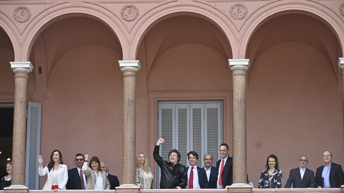 Javier Milei encabezó una reunión de Gabinete y salió al balcón de la Casa Rosada para saludar