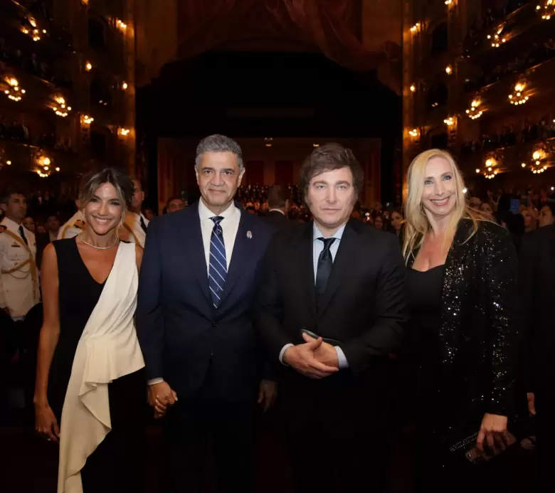 El Jefe de Gobierno, Jorge Macri, junto a su esposa, Mara Beln Luduea, recibieron en el Teatro Coln al presidente Javier Milei y su hermana