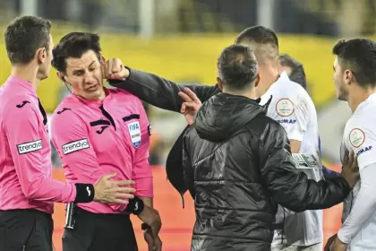 El presidente del Ankaragücu estaba disgustado con el empate de su equipo y agredió físicamente a un árbitro