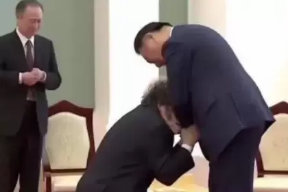 Las imágenes de Milei y Putin arrodillados frente al presidente de China fueron generadas con IA