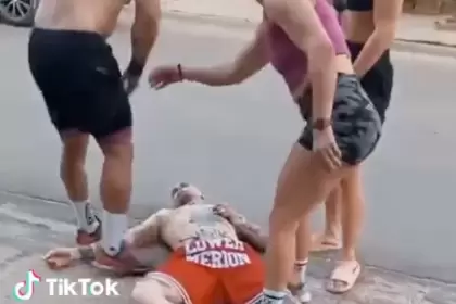 Fue detenido ya que llevaba una manopla.
