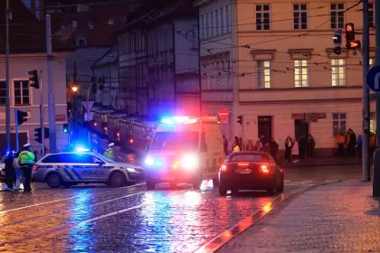 Ms de 15 personas son asesinadas en un tiroteo en Praga