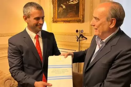 El ministro del Interior, Guillermo Francos, hace entrega del proyecto de ley al titular de la Cmara de Diputados, Martn Menem.