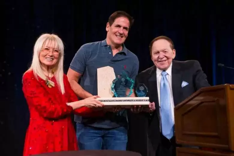 Mark Cuban rodeado por Miriam Adelson y Sheldon Adelson en un evento en Las Vegas en 2017