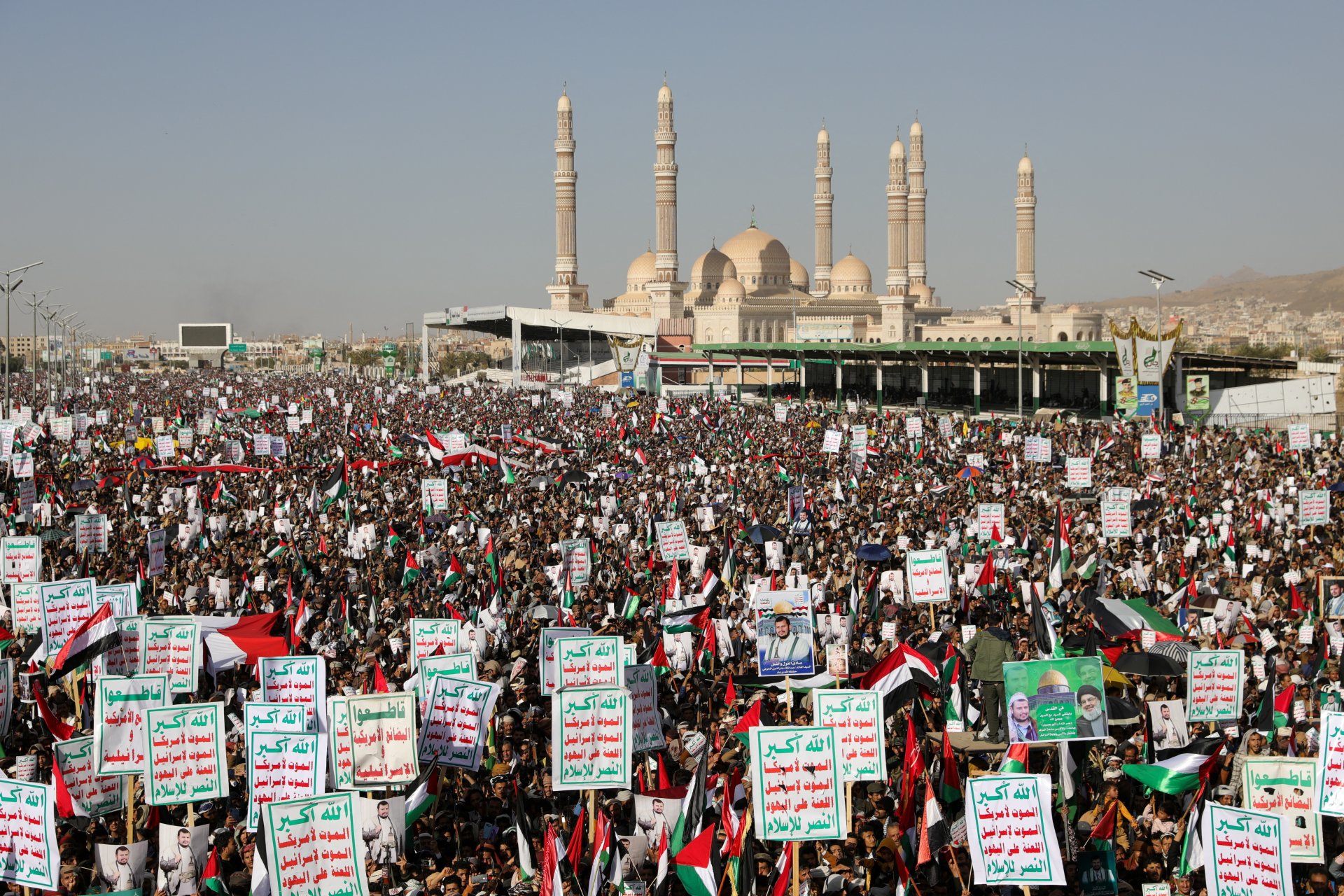 Miles de personas protestan en Yemen tras los ataques de EE.UU. y el Reino Unido