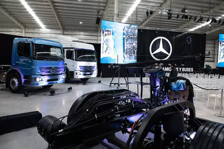 Mercedes-Benz produce camiones y chasis para buses en su planta de La Matanza.