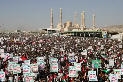 Miles de personas protestan en Yemen tras los ataques de EE.UU. y el Reino Unido
