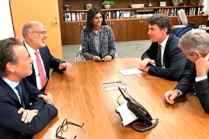 Nicolás Posse y Luis Caputo, en el FMI, con Gita Gopinath.