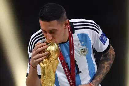 Di María besando la Copa del Mundo