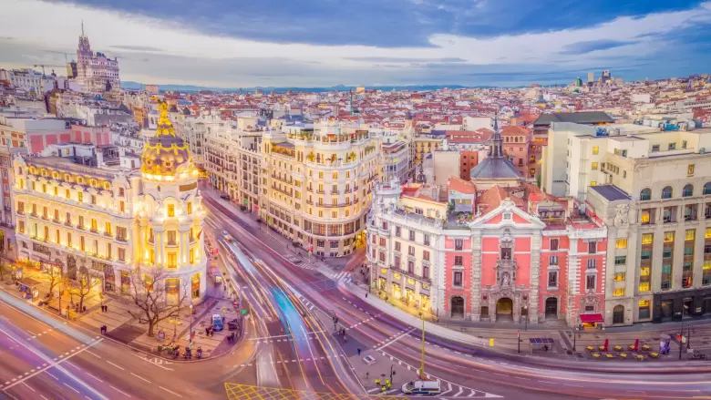 El programa HOLA MADRIDpara viajar desde Argentina a Europa, el cual permite un stop-over de hasta nueve noches en esta ciudad ysin costos adicionales.